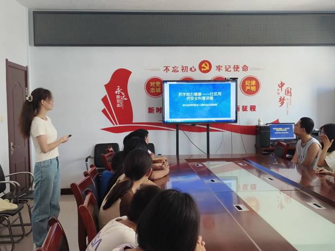 7月29日 志愿者在南通革命纪念馆参观 高文静拍摄